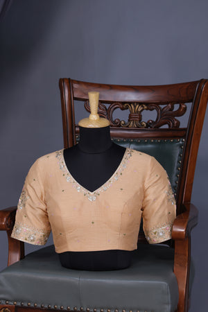 Crushed Tissue saree with an embroidered thread work border