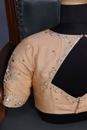 Crushed Tissue saree with an embroidered thread work border