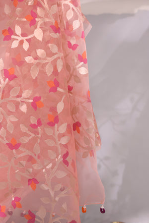 Muslin jamdaani in peach paired with a contrast mint green paithani blouse