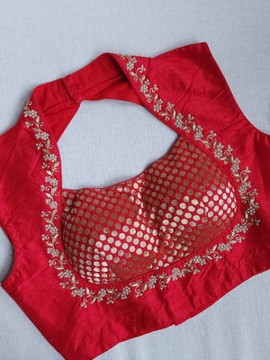 Red sleeveless blouse with halter neck pattern