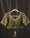 Stunning kanjeevaram in a dual tone peach pink color with meenakari border