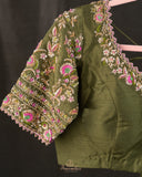 Stunning kanjeevaram in a dual tone peach pink color with meenakari border