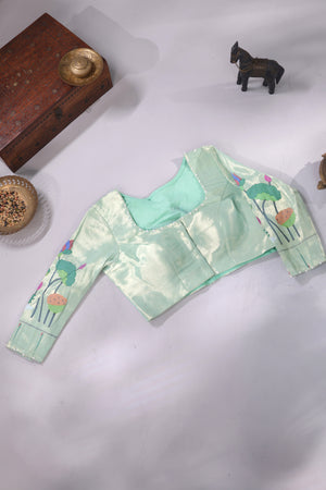 Muslin jamdaani in peach paired with a contrast mint green paithani blouse
