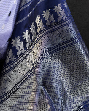 Lavender Gadwal Pattu saree with a contrast dark blue border and pallu