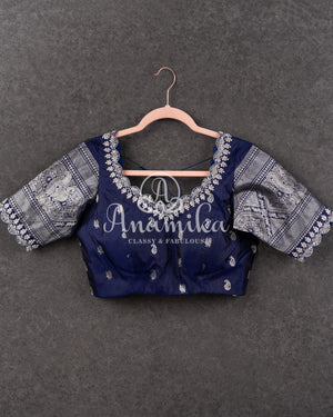 Lavender Gadwal Pattu saree with a contrast dark blue border and pallu