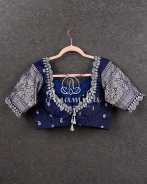 Lavender Gadwal Pattu saree with a contrast dark blue border and pallu