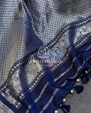 Lavender Gadwal Pattu saree with a contrast dark blue border and pallu