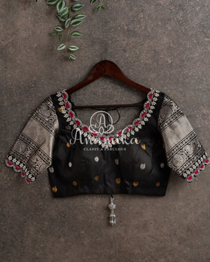 Royal Gadwal Pattu saree in a beautiful pink/black combination